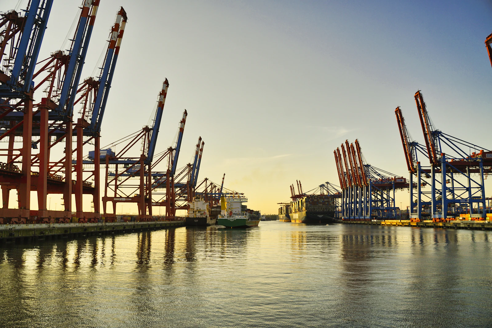 Hamburger Hafen im warmen Abendlicht